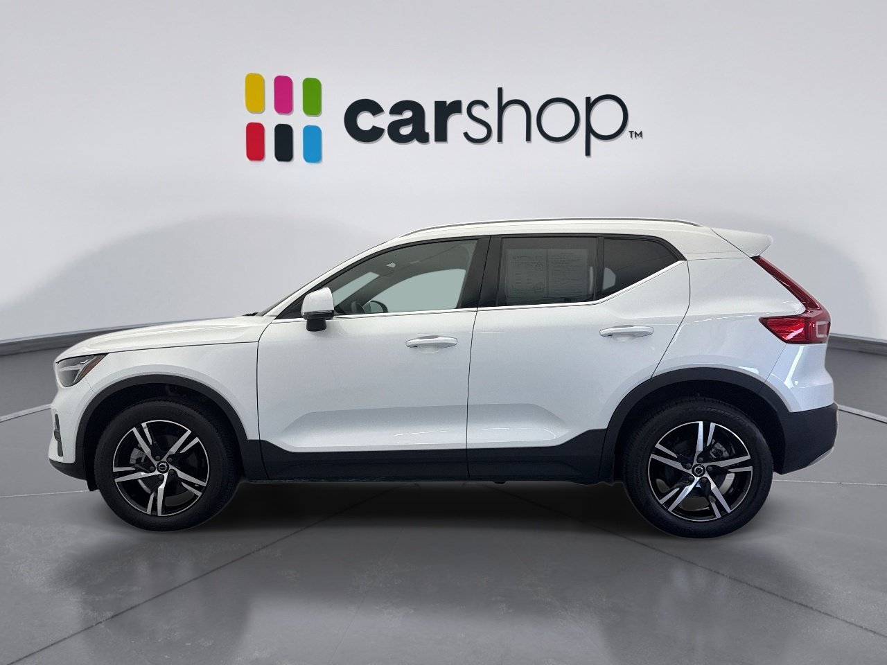 Used 2024 Volvo XC40 B5 Core AWD/4WD image 2