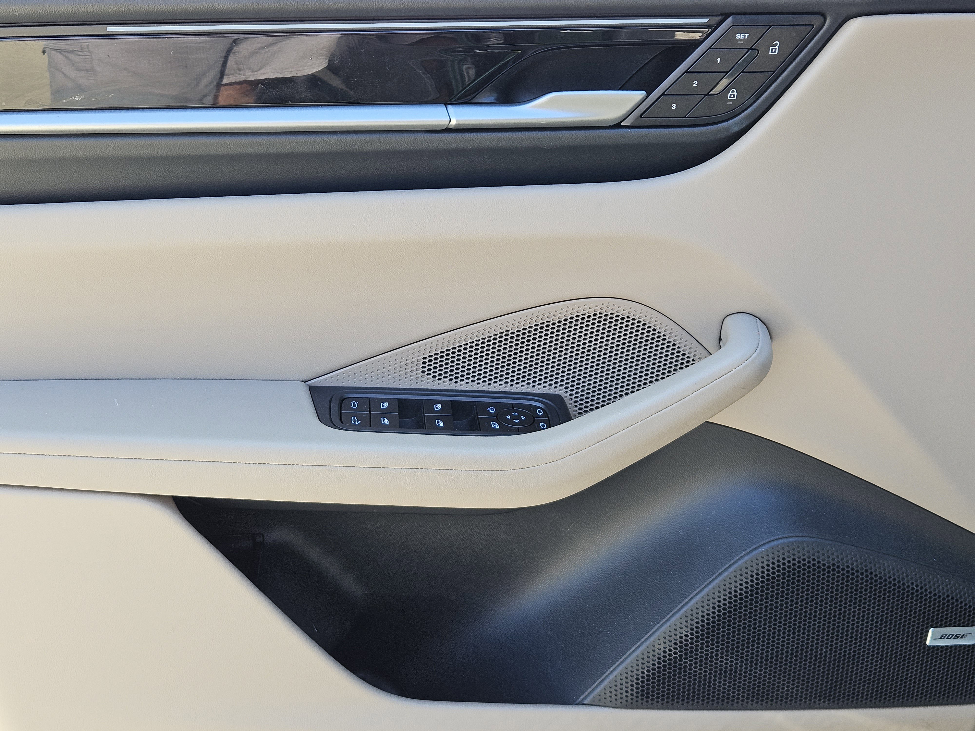 Certified 2025 Porsche Macan 4 Electric image 22