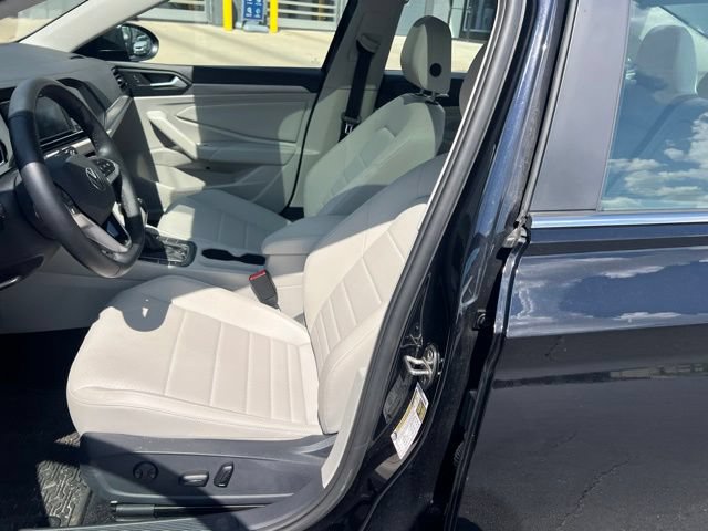 Used 2023 Volkswagen Jetta SE w/ Panoramic Sunroof Package FWD image 5