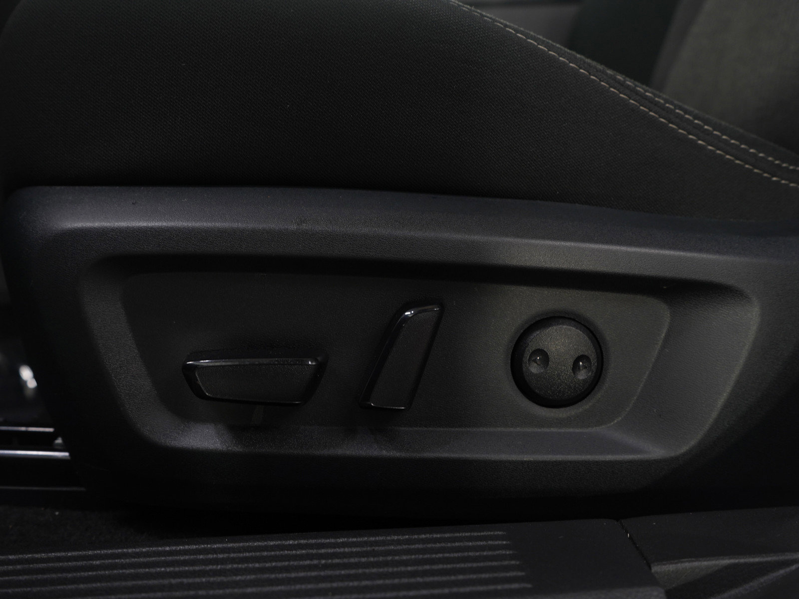 Used 2025 Nissan Rogue SV image 22