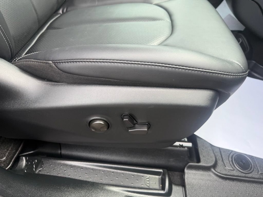 Used 2025 Chrysler Pacifica Select w/ Uconnect Theater Family Group AWD/4WD image 61
