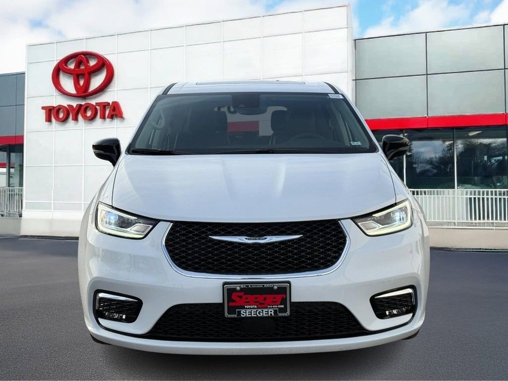 Used 2024 Chrysler Pacifica Limited w/ Uconnect Theater Family Group image 10