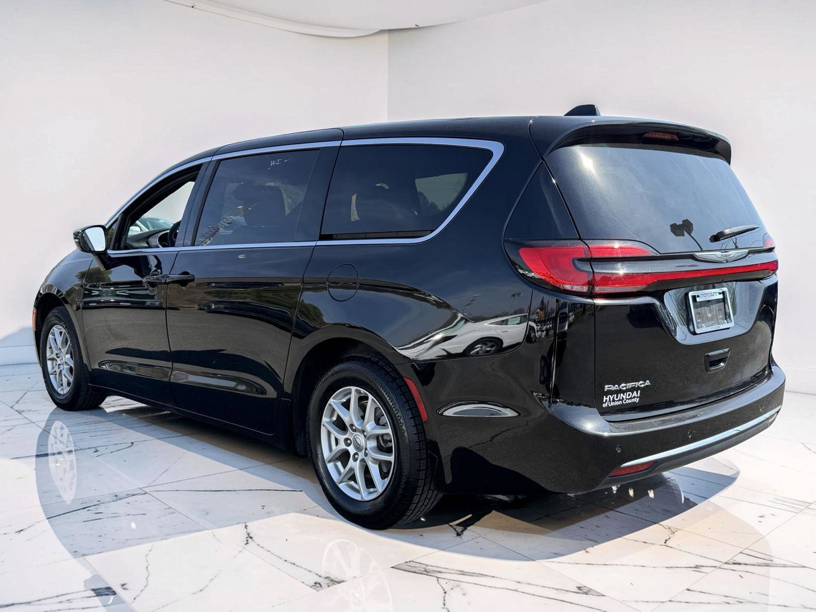 Used 2025 Chrysler Pacifica Select image 3
