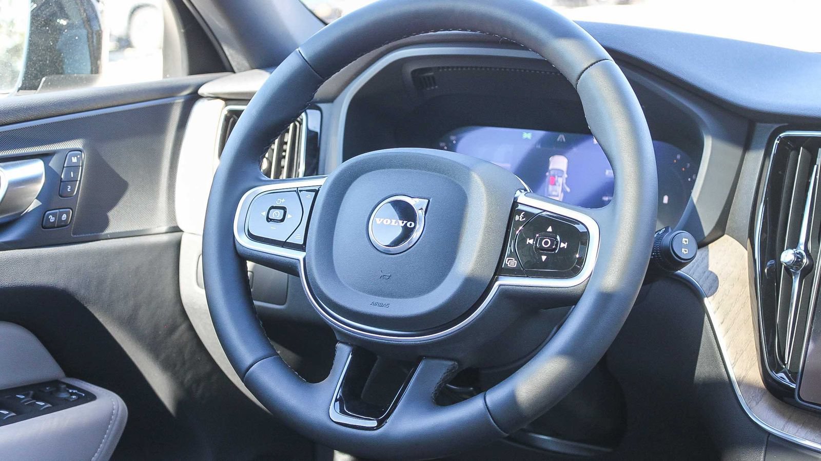 New 2026 Volvo XC60 B5 Plus w/ Climate Package PRO AWD/4WD image 32