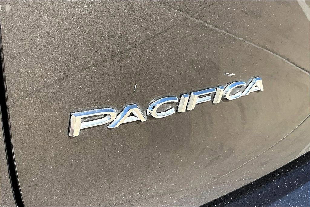 Used 2018 Chrysler Pacifica Limited image 40