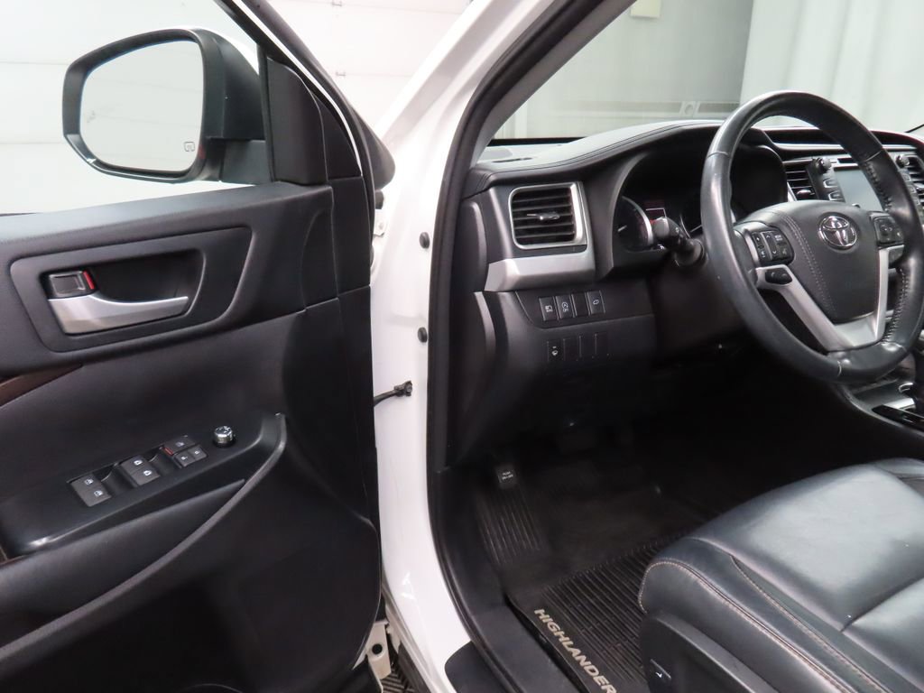 Used 2018 Toyota Highlander XLE image 46