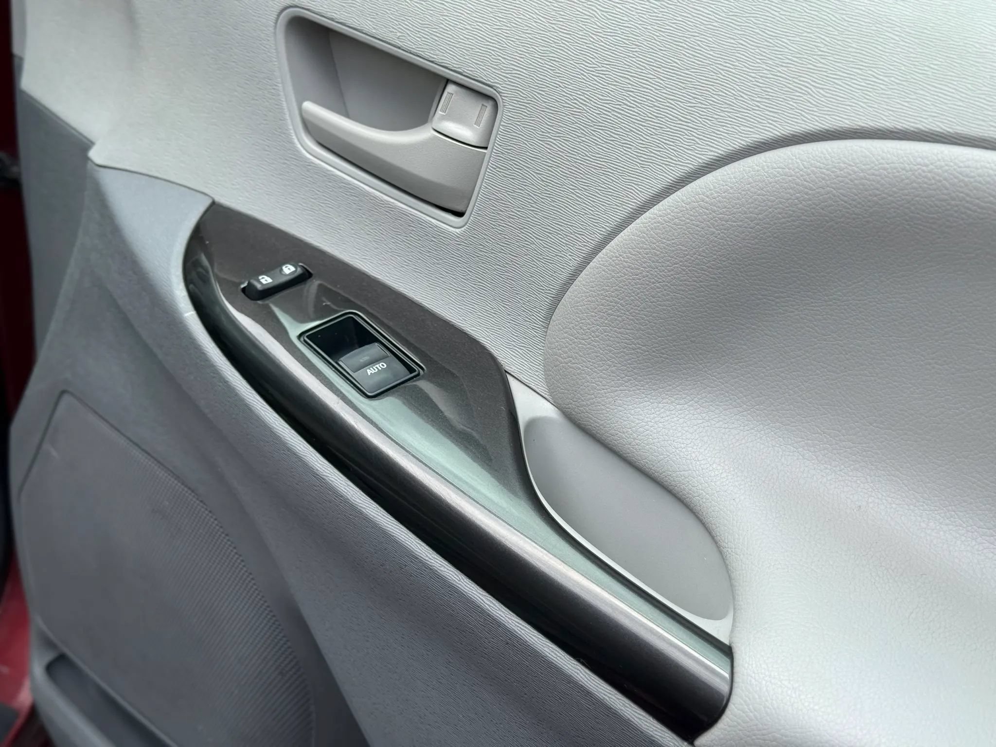 Used 2013 Toyota Sienna L FWD image 42