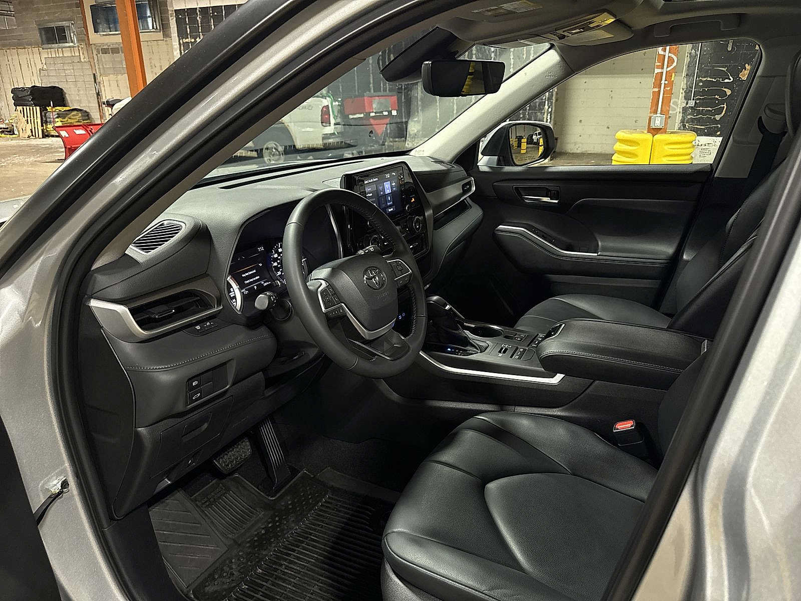 Used 2022 Toyota Highlander XLE AWD/4WD image 30