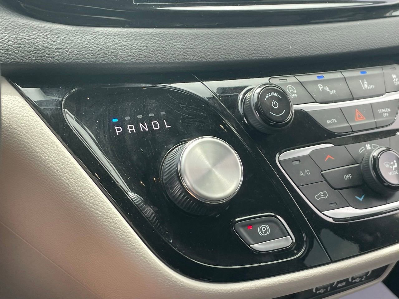 Used 2024 Chrysler Pacifica Touring-L FWD image 7