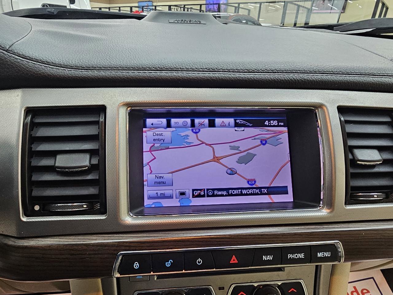 Used 2013 Jaguar XF image 30