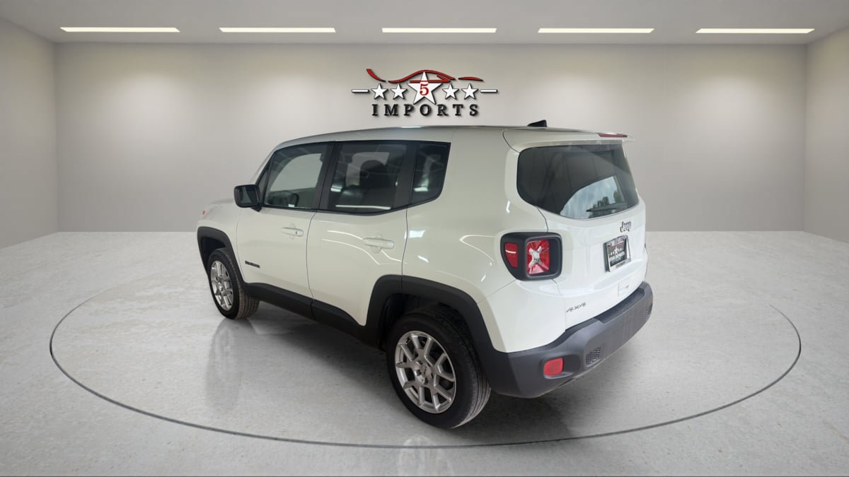 Used 2023 Jeep Renegade Latitude AWD/4WD image 3