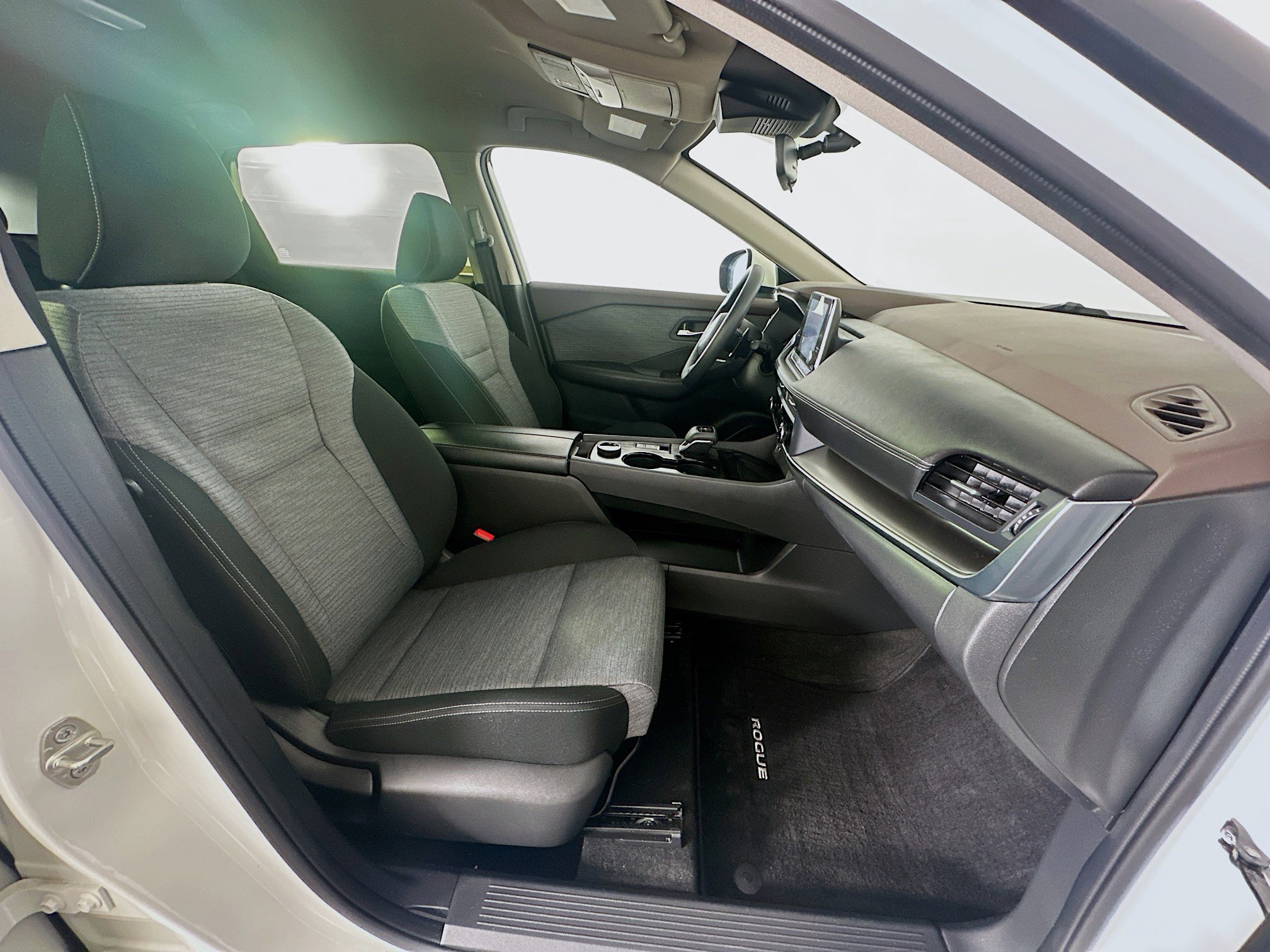 Used 2023 Nissan Rogue SV image 30