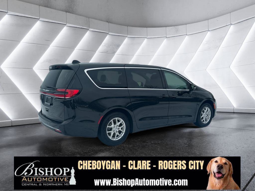 Used 2023 Chrysler Pacifica Touring-L image 20