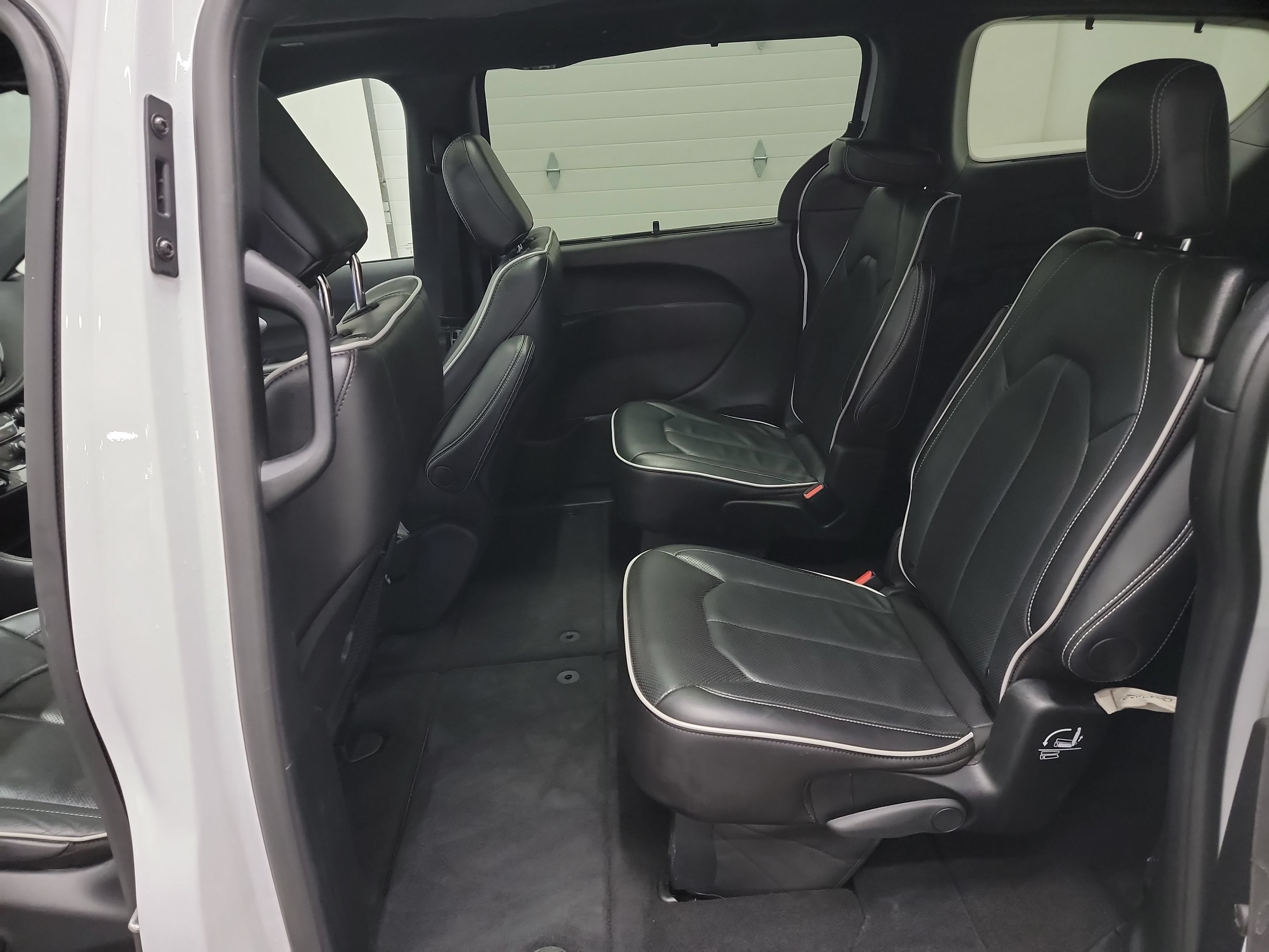 Used 2025 Chrysler Pacifica Limited FWD image 28