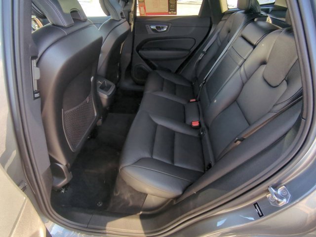 Used 2021 Volvo XC60 T5 Momentum w/ Protection Package image 15
