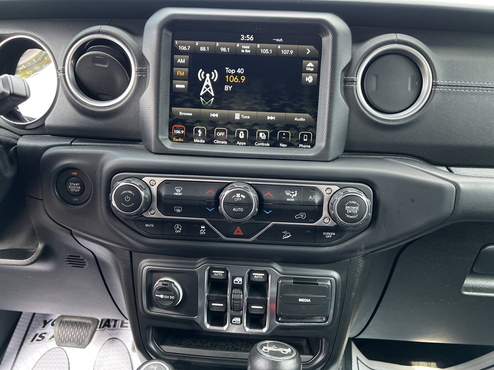 Used 2018 Jeep Wrangler Unlimited Sahara image 15