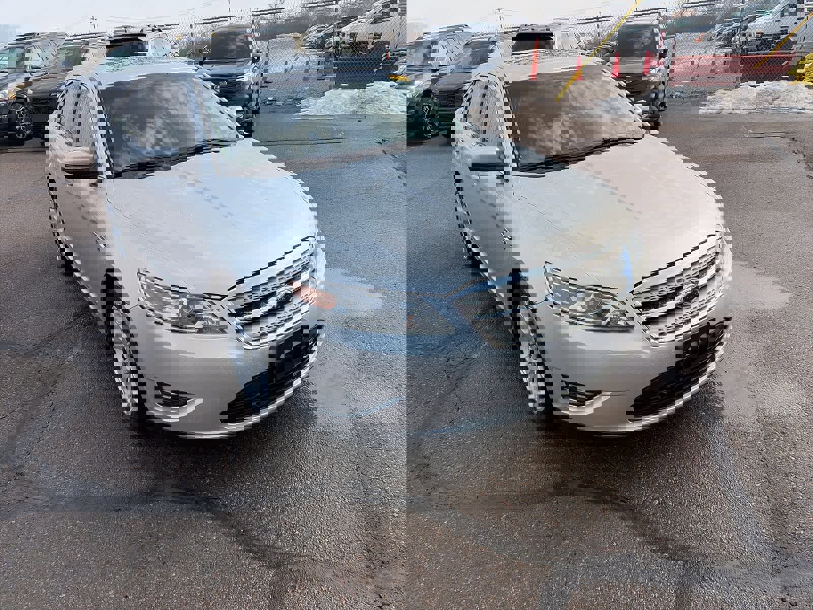 Used 2010 Ford Taurus SEL image 4