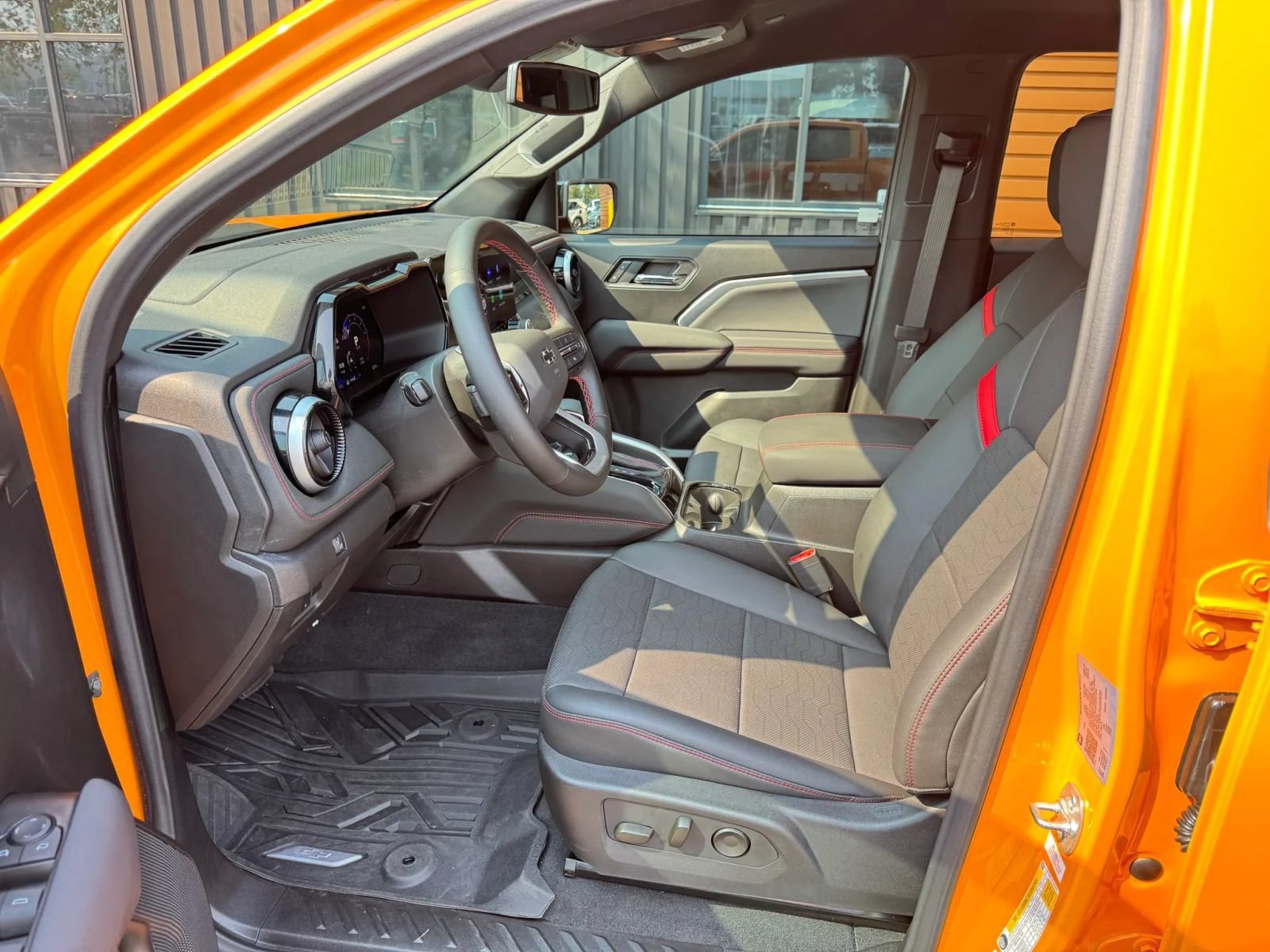 Used 2025 Chevrolet Colorado Z71 w/ Technology Package AWD/4WD image 12