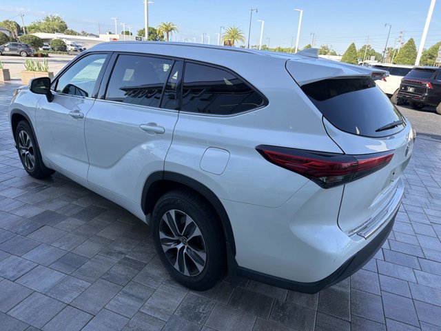 Used 2020 Toyota Highlander XLE AWD/4WD image 3