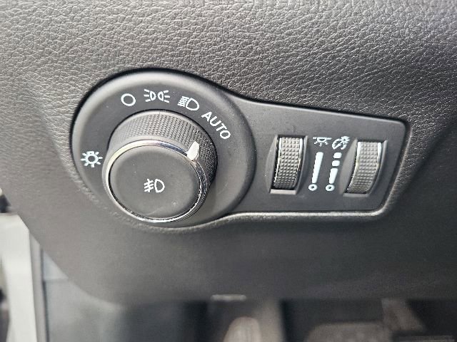 Used 2025 Jeep Compass Trailhawk AWD/4WD image 40