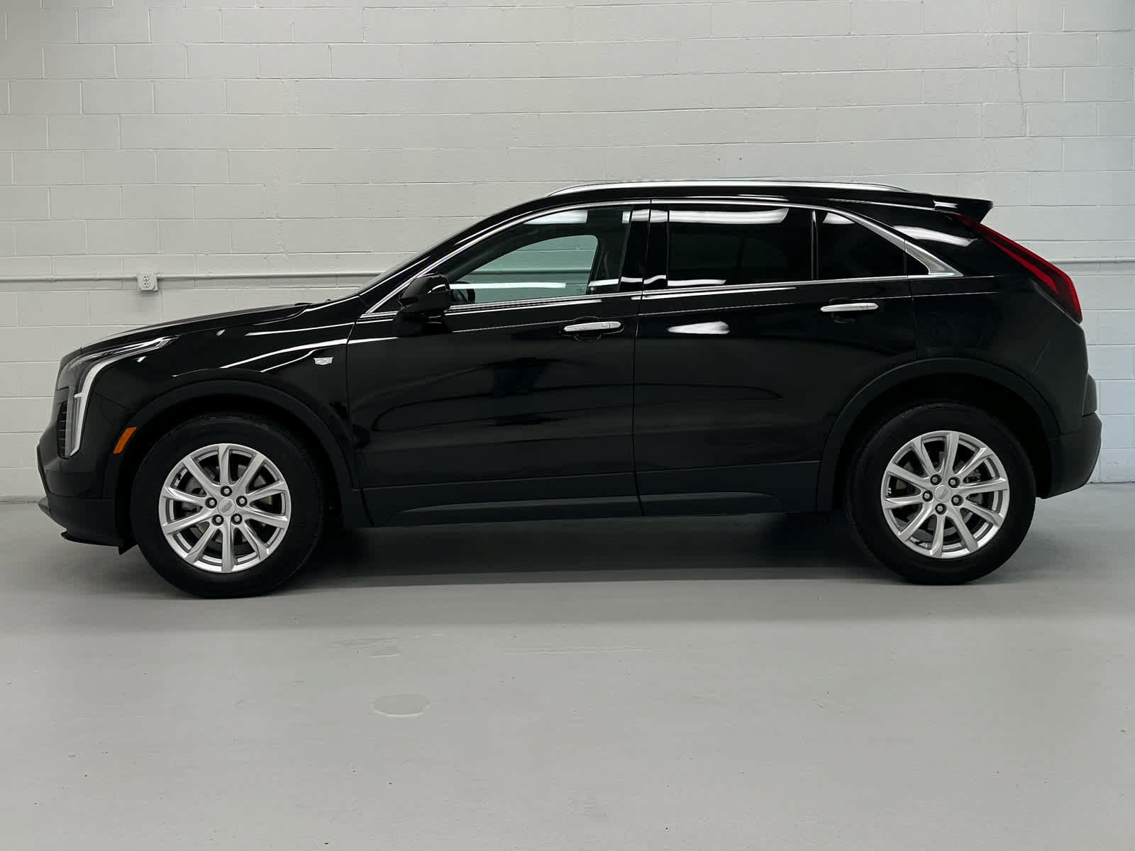 Used 2023 Cadillac XT4 Luxury w/ Cold Weather Package AWD/4WD image 3