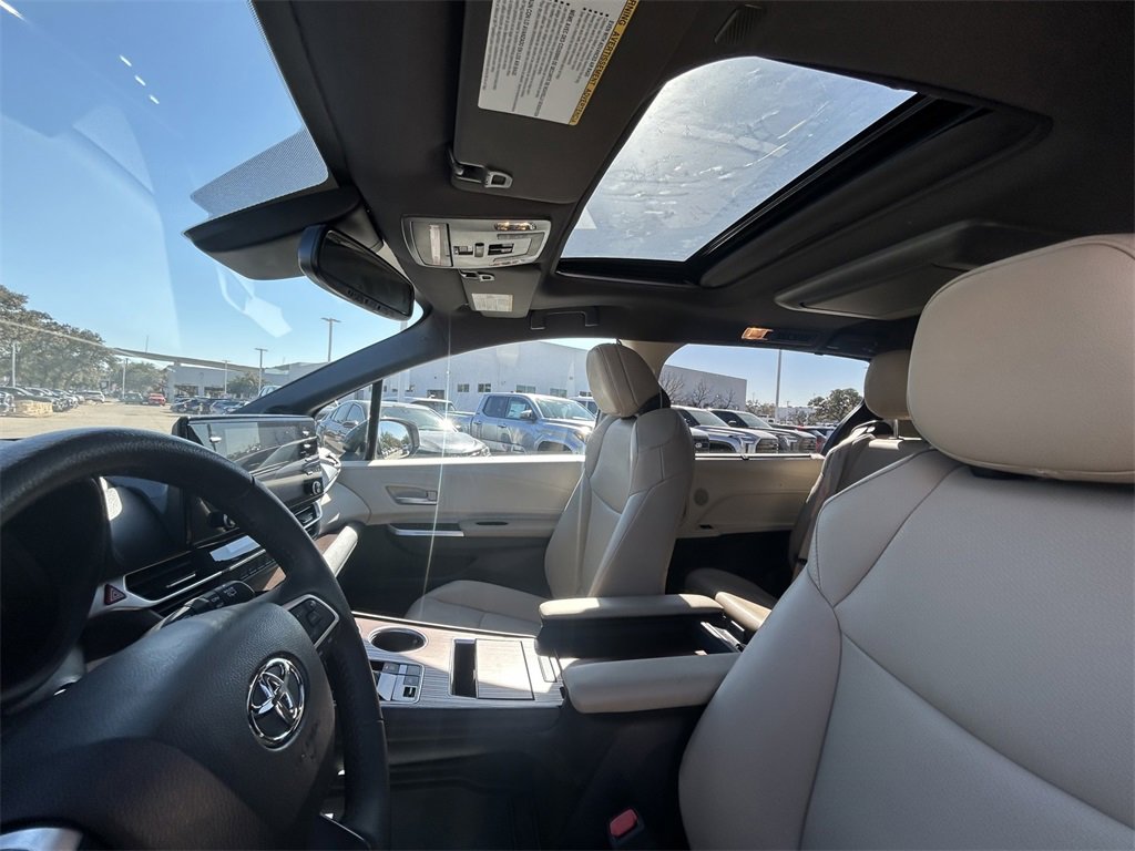 Used 2023 Toyota Sienna XLE image 12