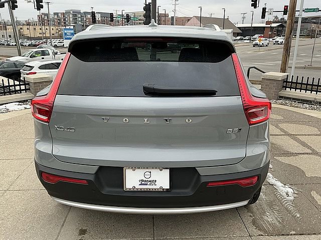Certified 2025 Volvo XC40 B5 Core image 9