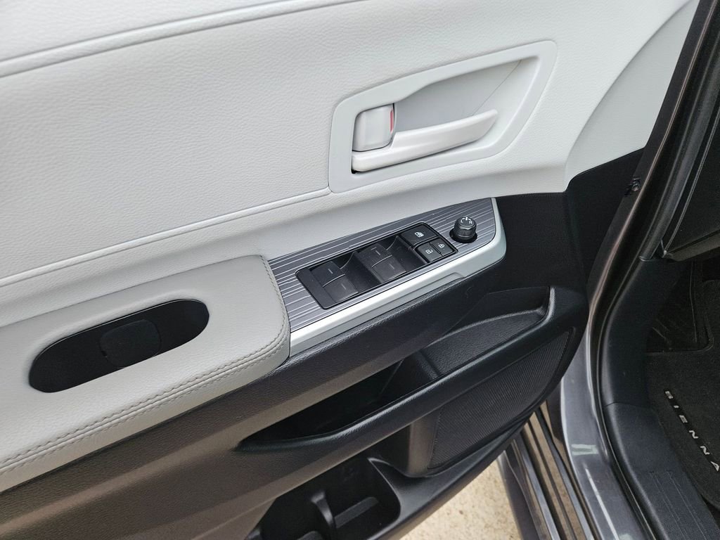 Used 2025 Toyota Sienna LE FWD image 15