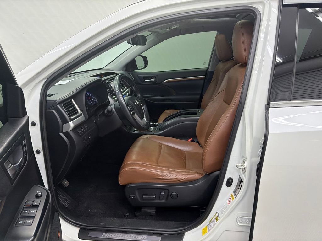 Used 2019 Toyota Highlander Limited FWD image 9