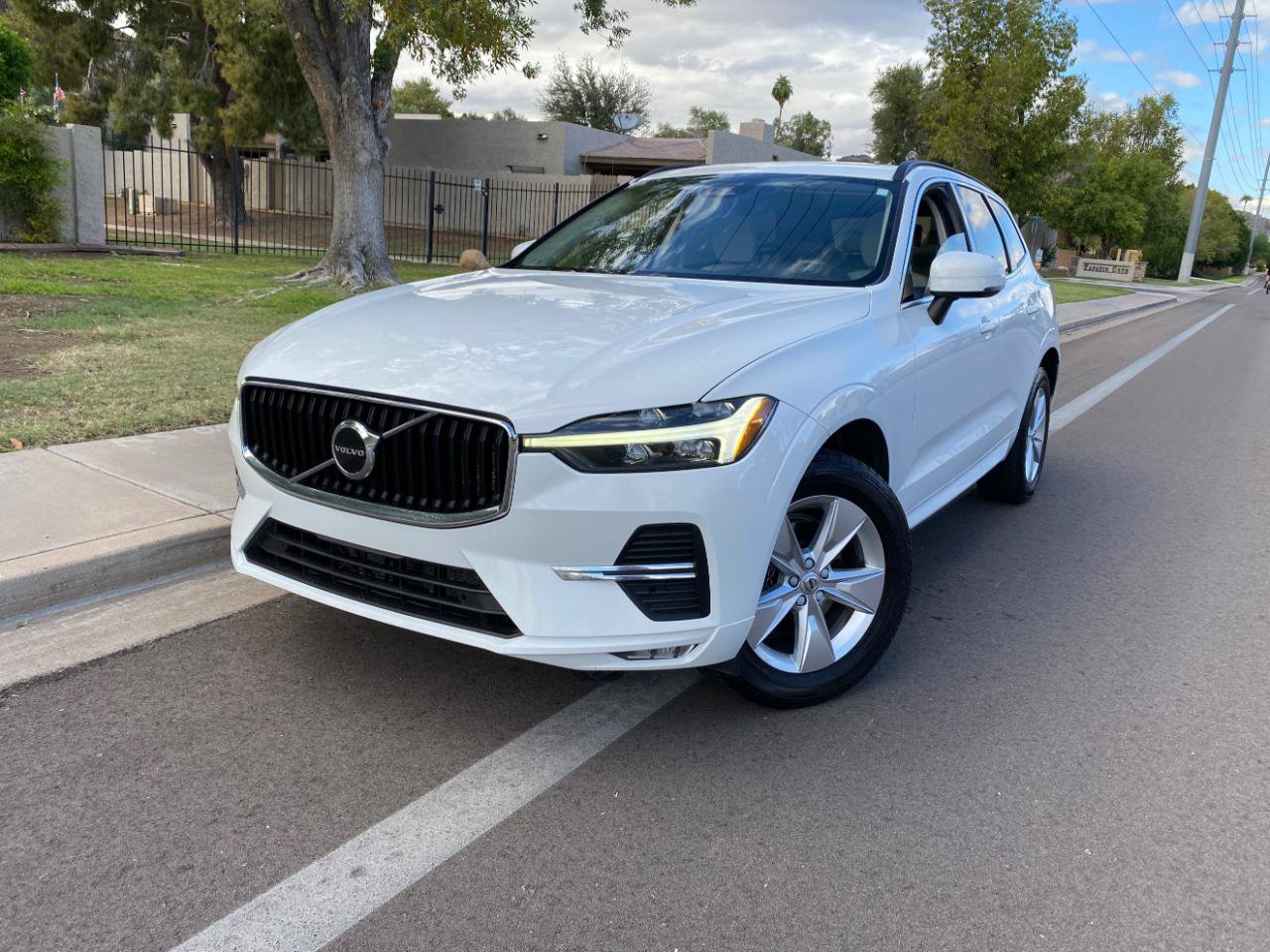 Used 2022 Volvo XC60 B5 Momentum AWD/4WD image 2