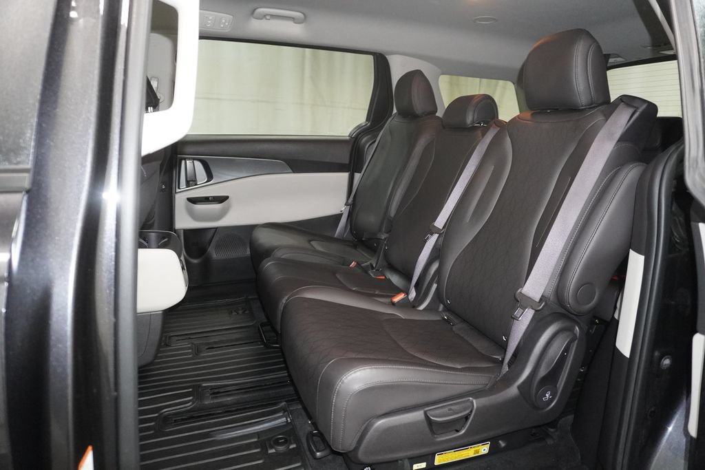 Used 2024 Kia Carnival LX FWD image 13