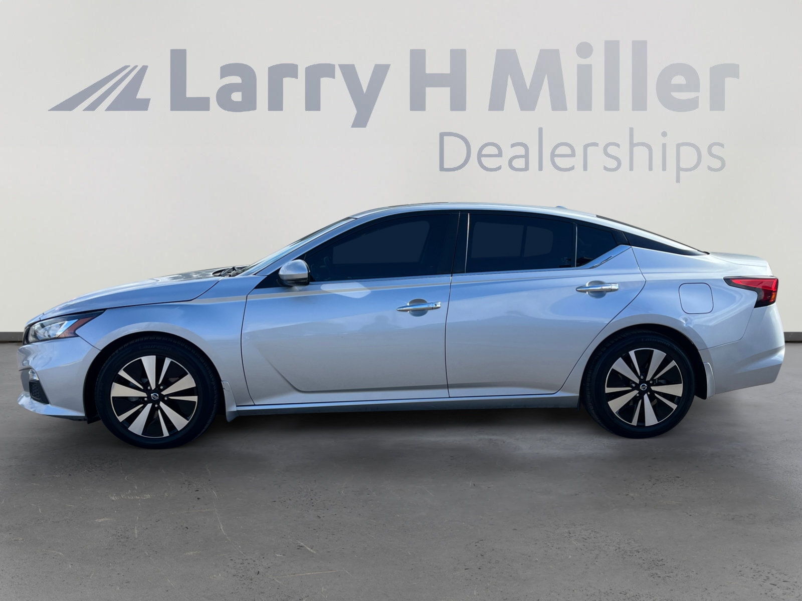 Used 2021 Nissan Altima 2.5 SV w/ SV Premium Package image 2