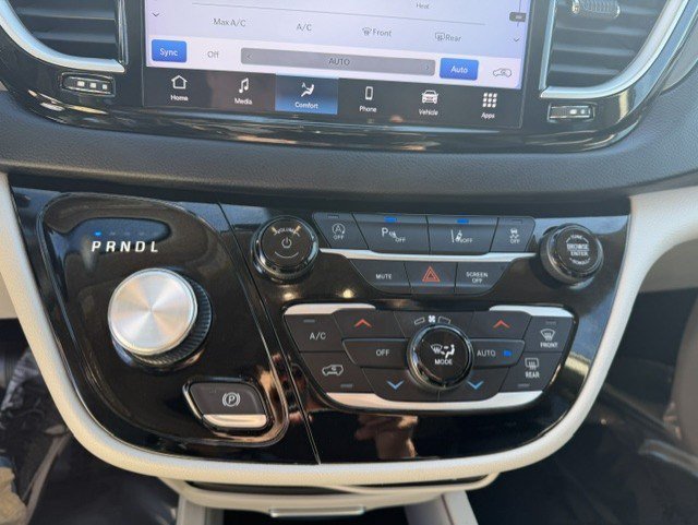 Used 2023 Chrysler Pacifica Touring-L FWD image 21