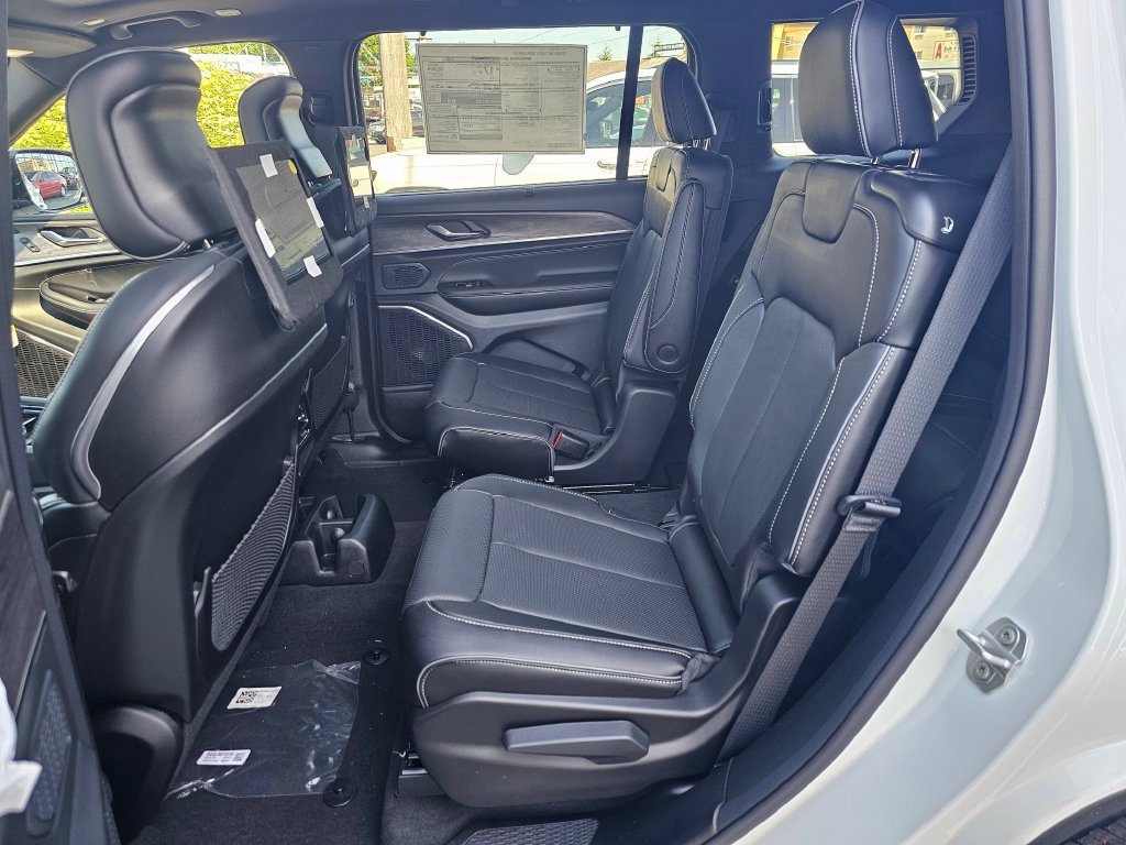New 2024 Jeep Grand Cherokee L Overland w/ Advanced Protech Group III AWD/4WD image 17