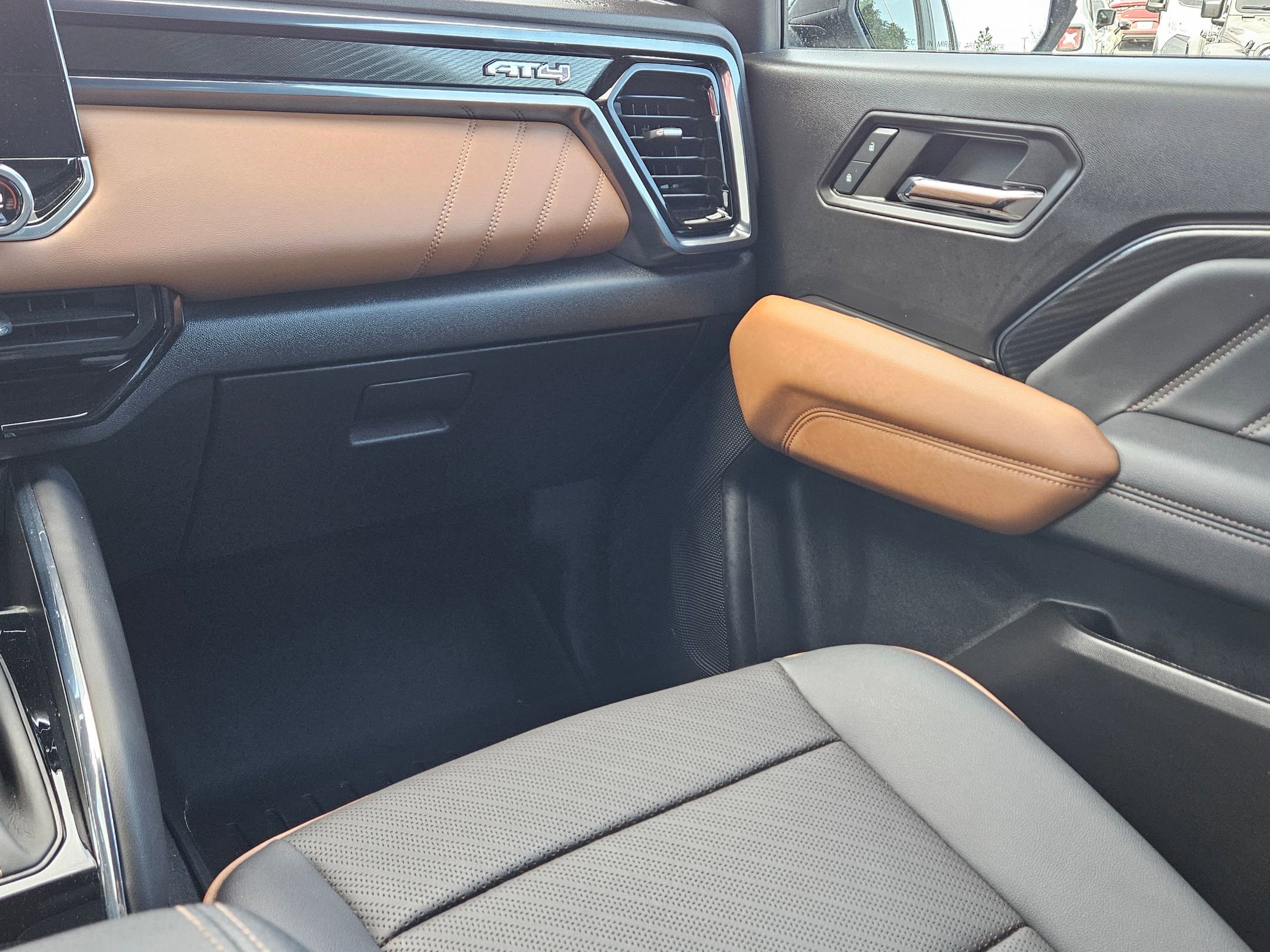 Used 2024 GMC Canyon AT4 w/ AT4 Premium Package image 10