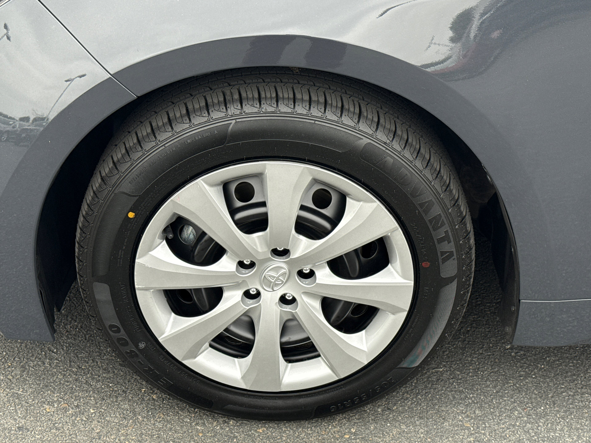 Used 2025 Toyota Corolla LE FWD image 5
