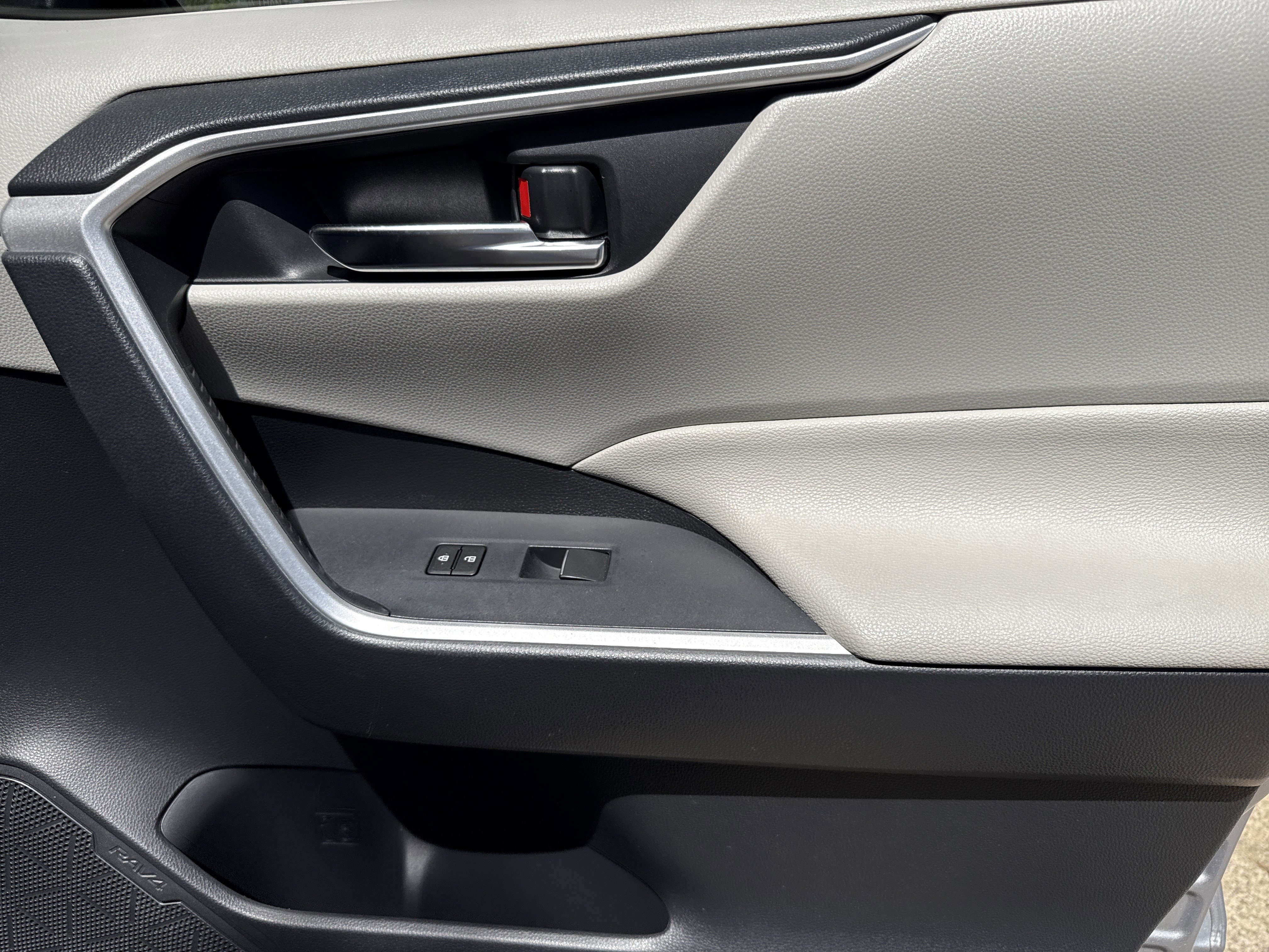 Used 2019 Toyota RAV4 XLE Premium w/ Cold Weather Package AWD/4WD image 14