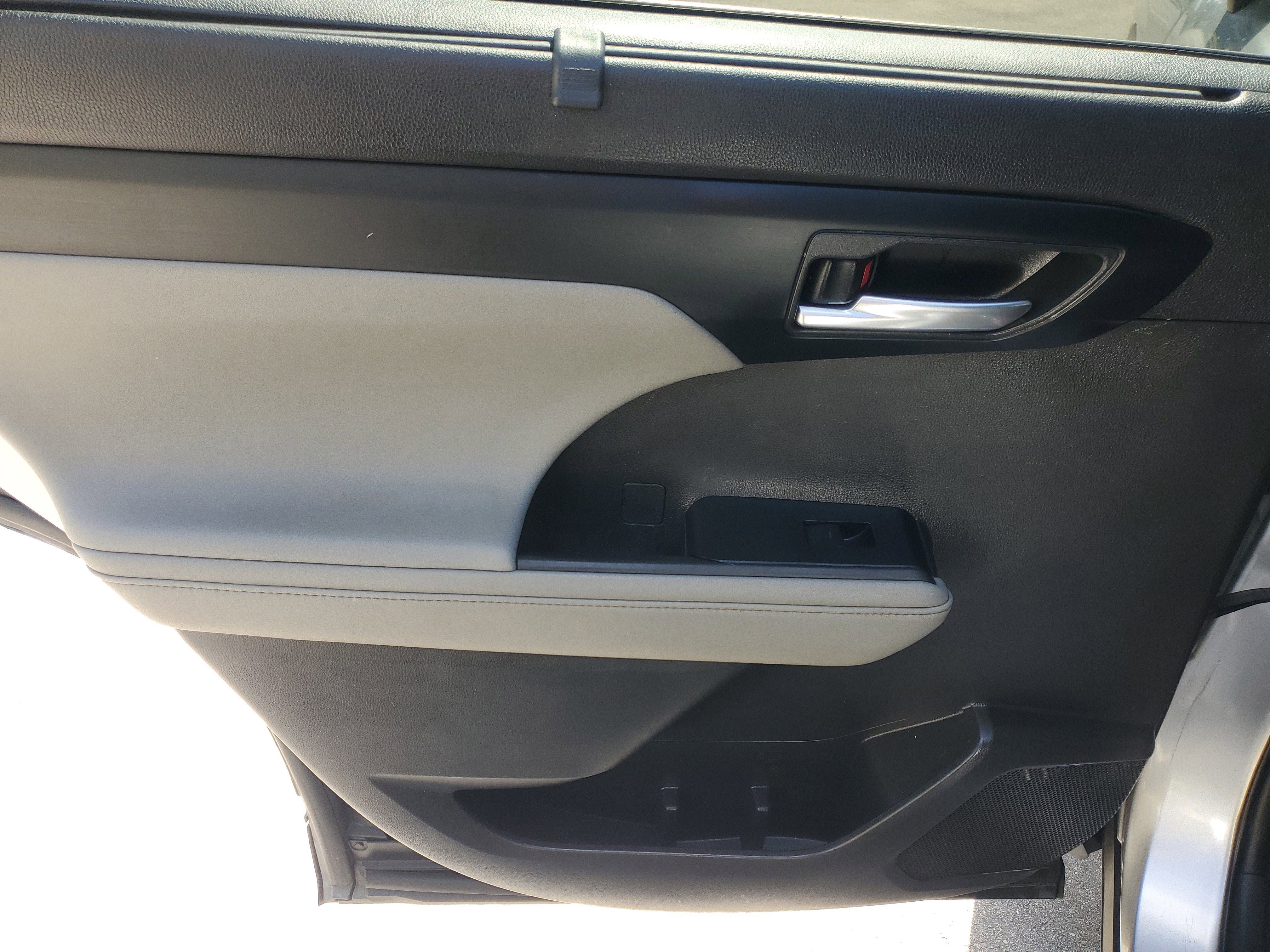 Used 2021 Toyota Highlander XLE image 16