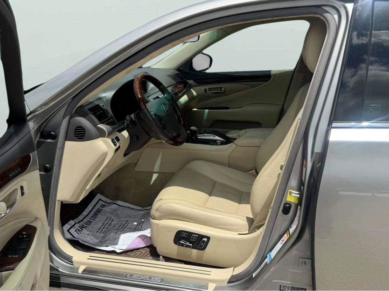 Used 2016 Lexus LS 460 w/ Comfort Package RWD image 18