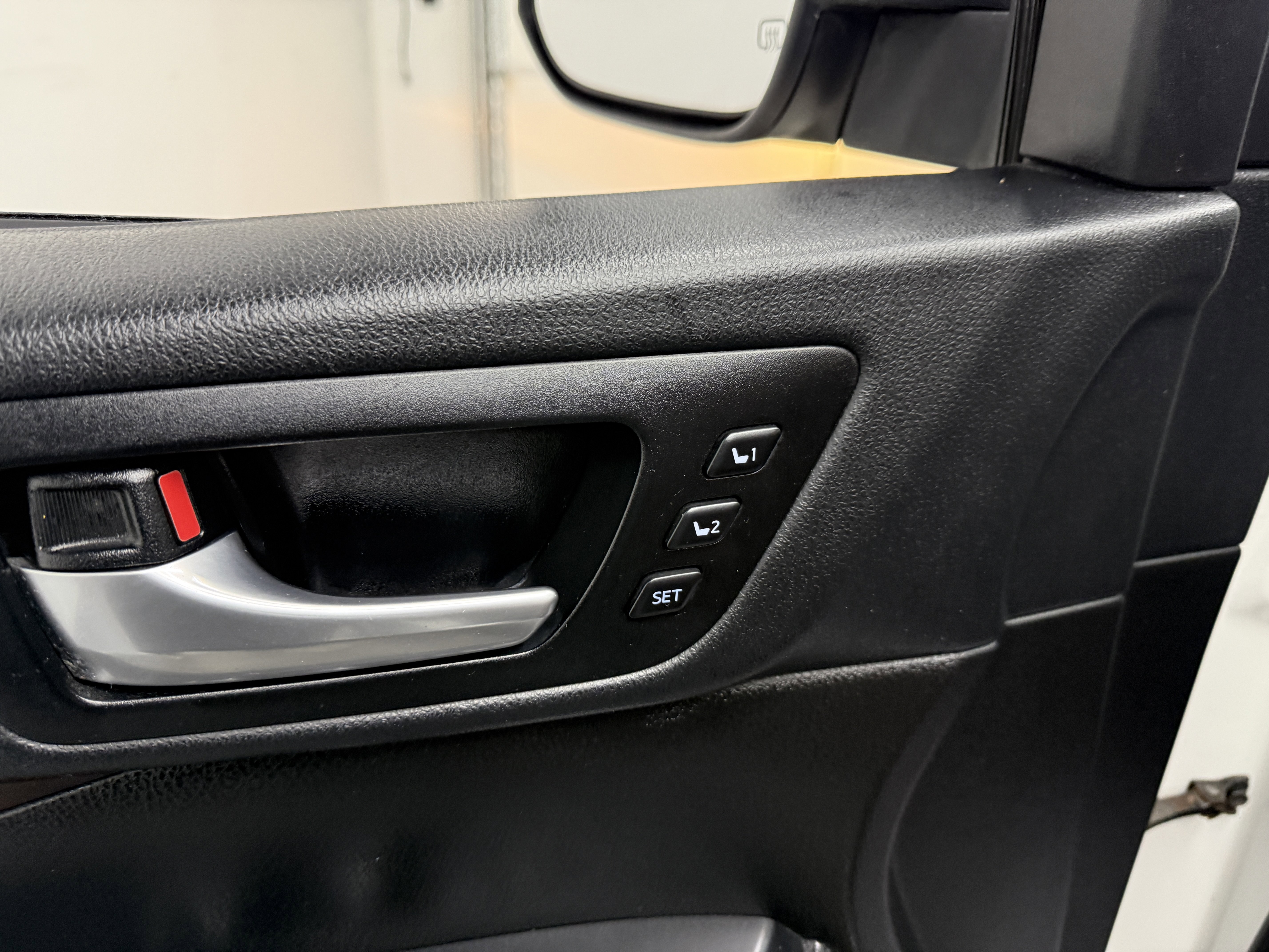 Used 2017 Toyota Highlander Limited image 9