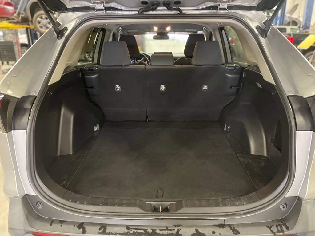 Used 2021 Toyota RAV4 LE image 7