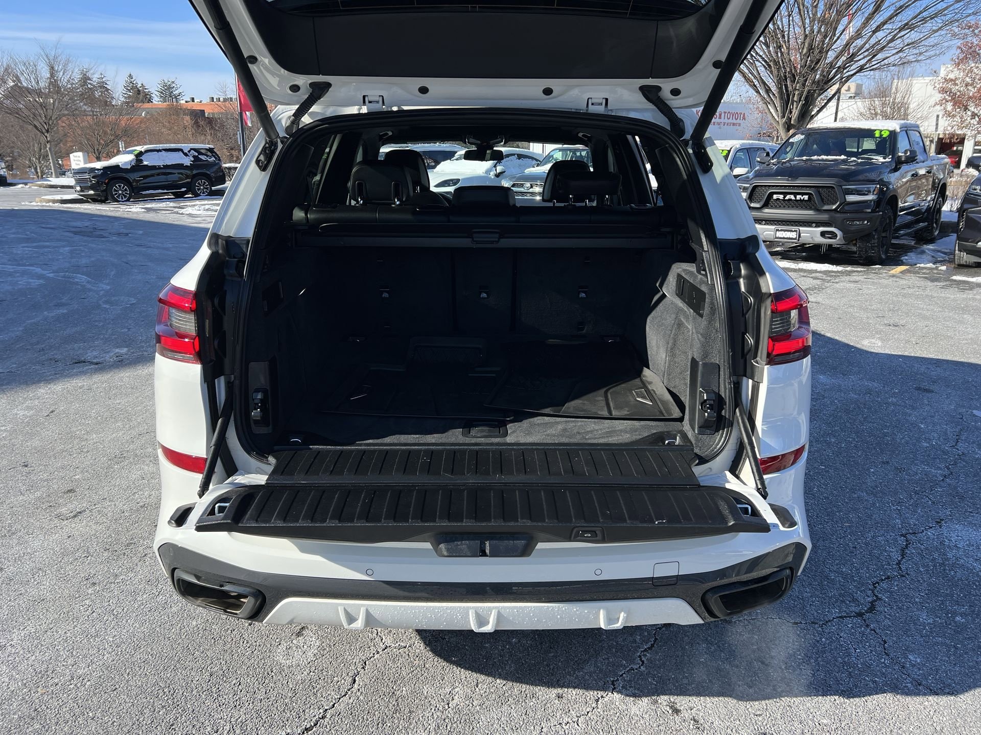 Used 2023 BMW X5 M50i w/ Climate Comfort Package image 26