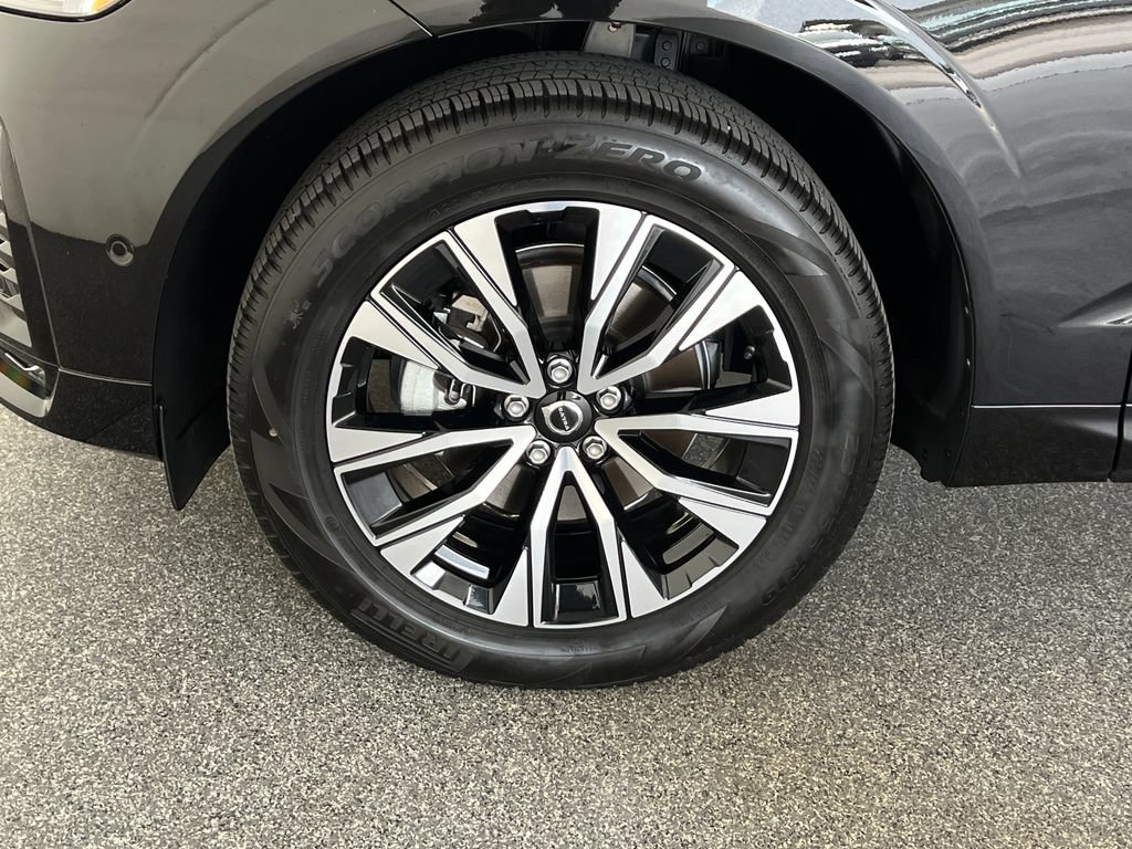 Used 2024 Volvo XC60 B5 Plus AWD/4WD image 28