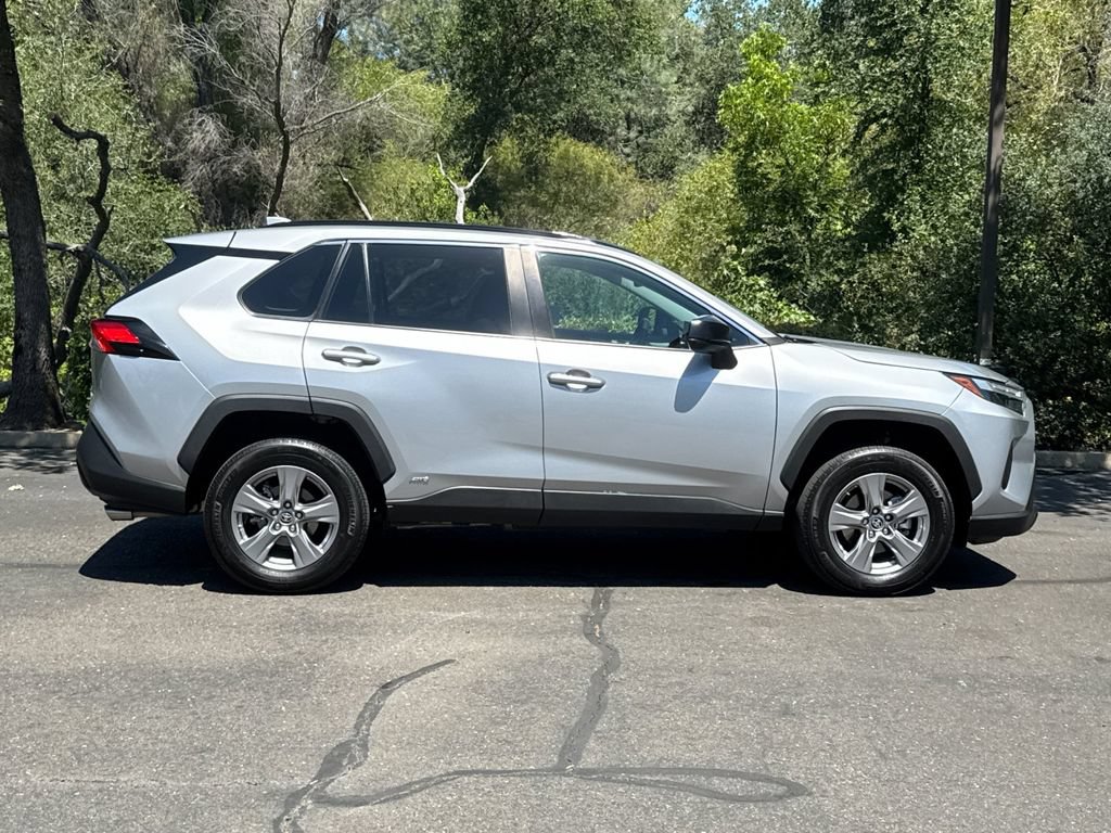 Used 2024 Toyota RAV4 LE AWD/4WD image 4