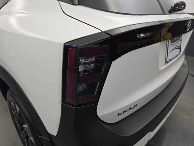 Used 2025 Nissan Kicks SR image 18