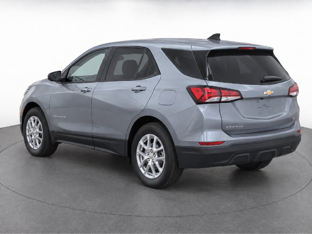 Used 2023 Chevrolet Equinox LS w/ LS Convenience Package FWD image 3