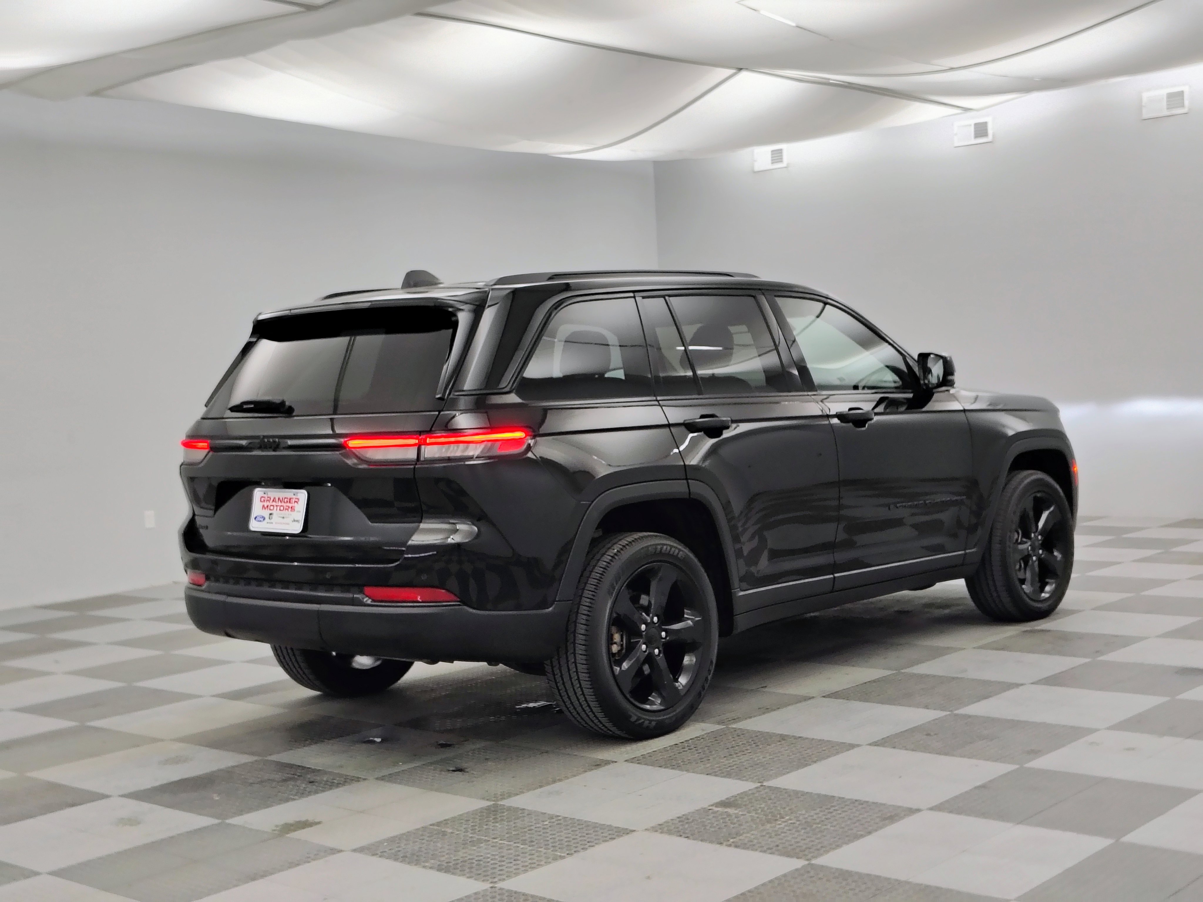 Used 2023 Jeep Grand Cherokee Altitude AWD/4WD image 10