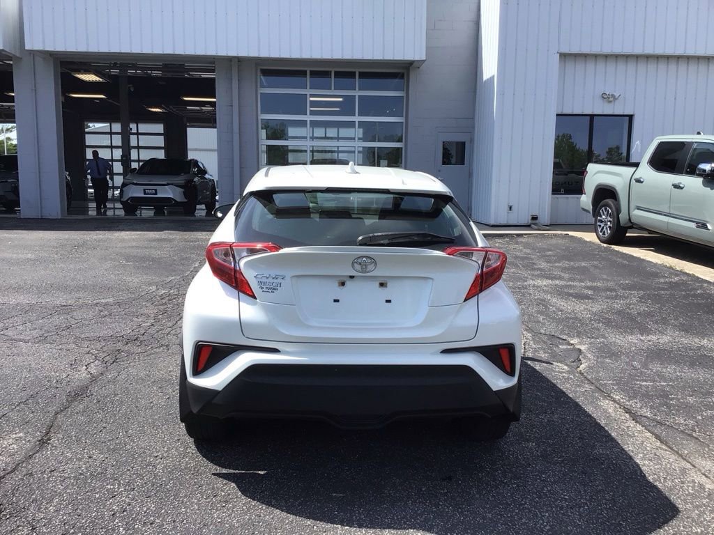 Used 2019 Toyota C-HR LE FWD image 4