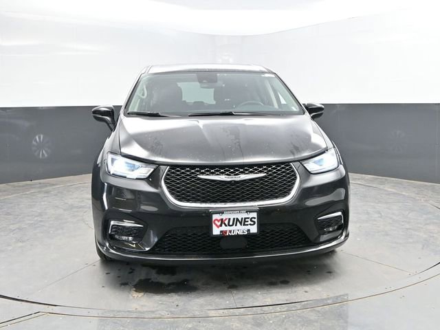 Used 2023 Chrysler Pacifica Touring-L FWD image 2