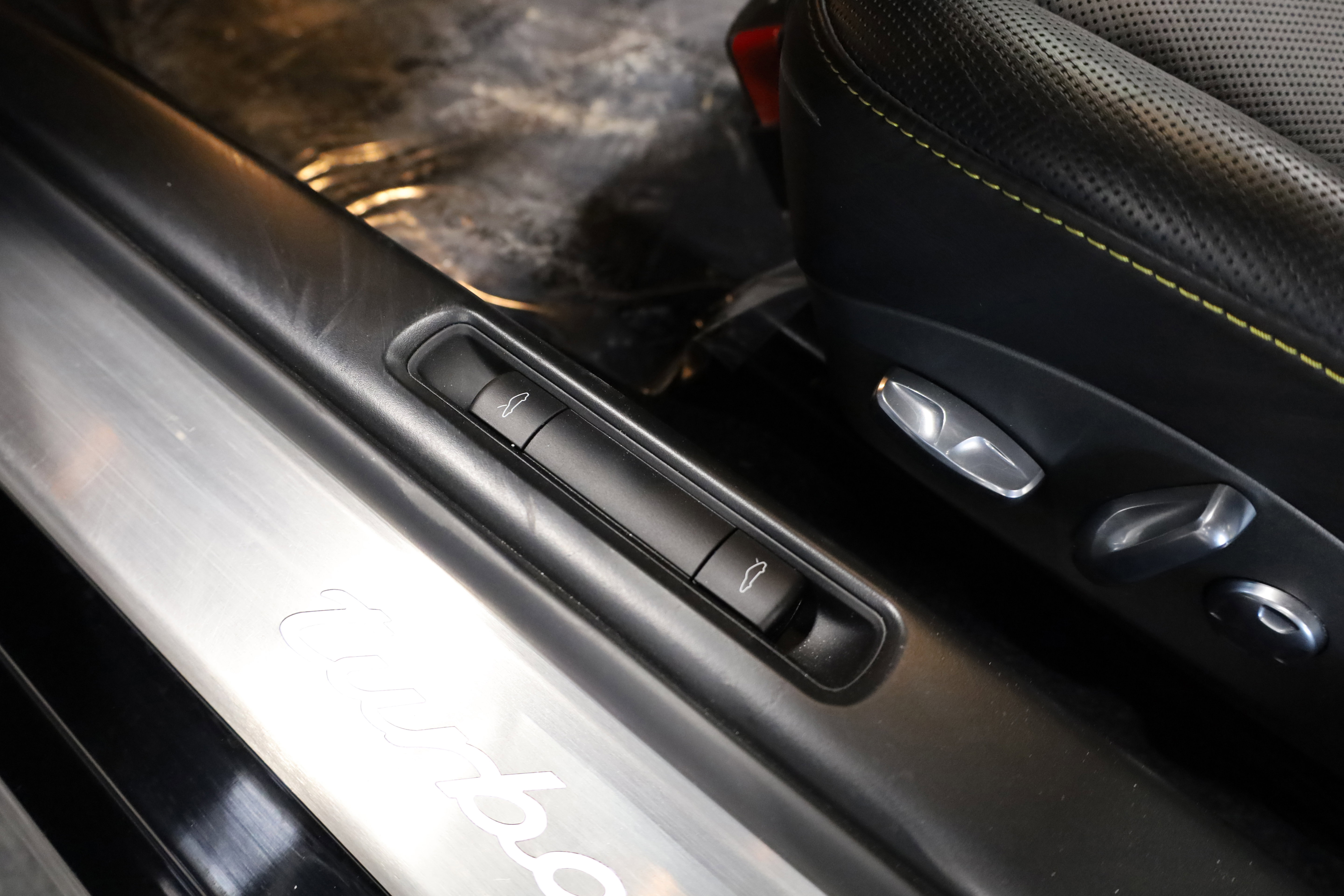 Used 2011 Porsche 911 Turbo image 19